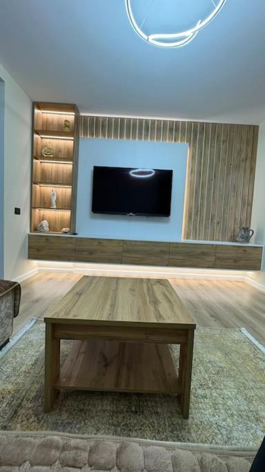 Peace And Love Luxury Apartment In Center, New Bazaar 2 Тирана Экстерьер фото
